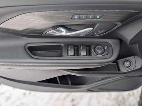 Used 2024 GMC Terrain SLT image 28