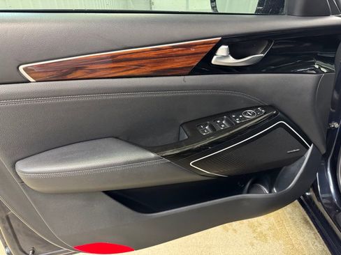 Used 2019 Kia Cadenza Technology image 8