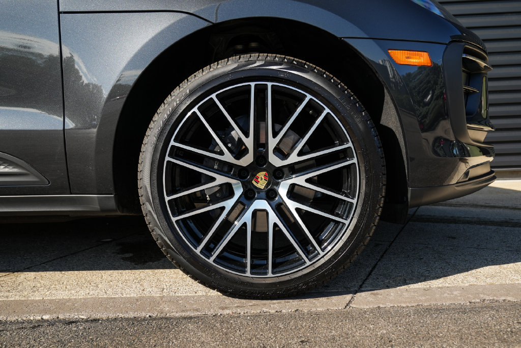 Certified 2026 Porsche Macan AWD/4WD image 37