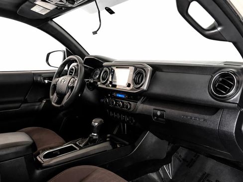 Used 2017 Toyota Tacoma TRD Off-Road AWD/4WD image 13