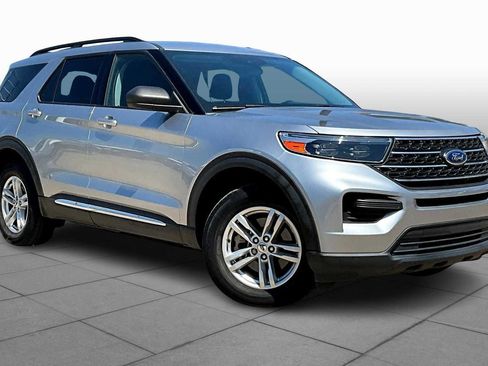 Used 2022 Ford Explorer XLT image 2