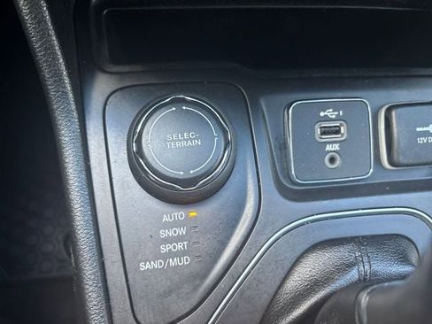 Used 2019 Jeep Cherokee Latitude Plus w/ Comfort/Convenience Group image 17