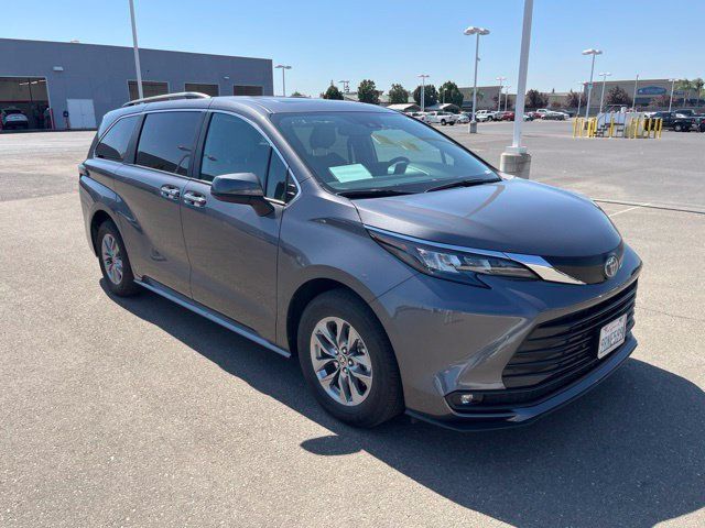Used 2025 Toyota Sienna XLE w/ XLE Plus Package FWD image 1