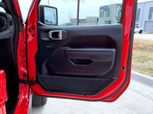 Used 2025 Jeep Wrangler Unlimited Rubicon AWD/4WD image 17
