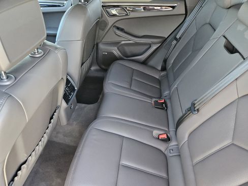 Certified 2025 Porsche Macan image 28
