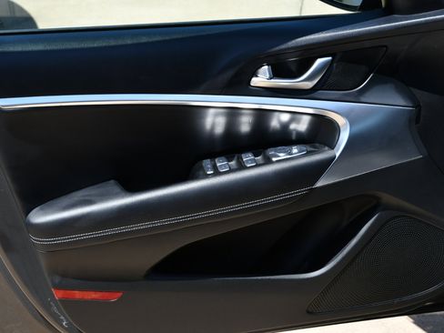 Used 2025 Genesis G70 2.5T image 6