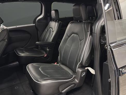 Used 2025 Chrysler Pacifica Limited image 24