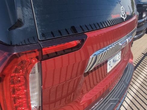 Used 2023 GMC Yukon SLT image 4