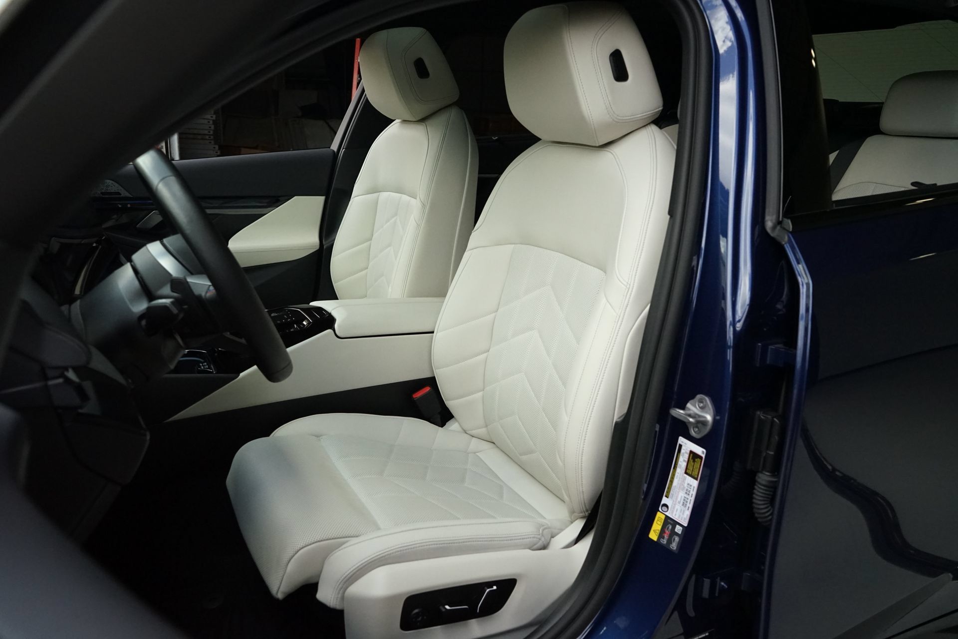 Used 2025 BMW i5 M60 AWD/4WD image 3