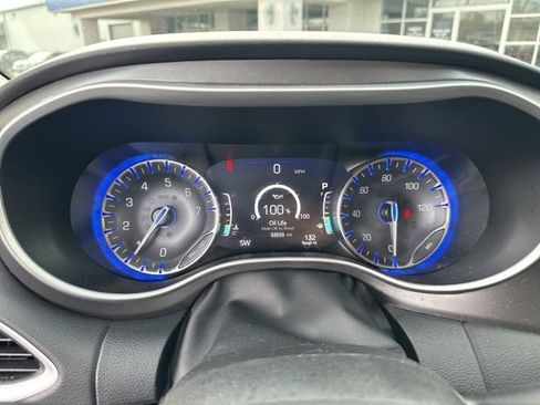 Used 2024 Chrysler Pacifica Touring-L image 8