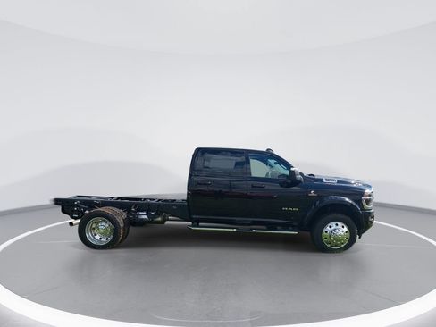 New 2026 RAM 4500 4x4 Crew Cab DRW w/ Laramie Trim Package image 9