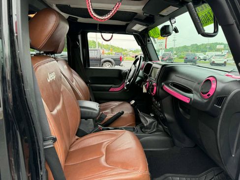 Used 2017 Jeep Wrangler Unlimited Sahara w/ Connectivity Group AWD/4WD image 14