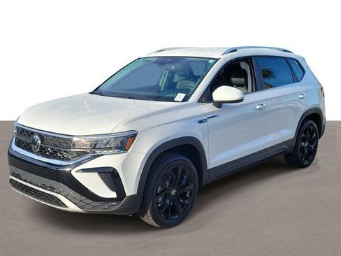 Certified 2023 Volkswagen Taos SE w/ Black Wheel Package FWD image 2