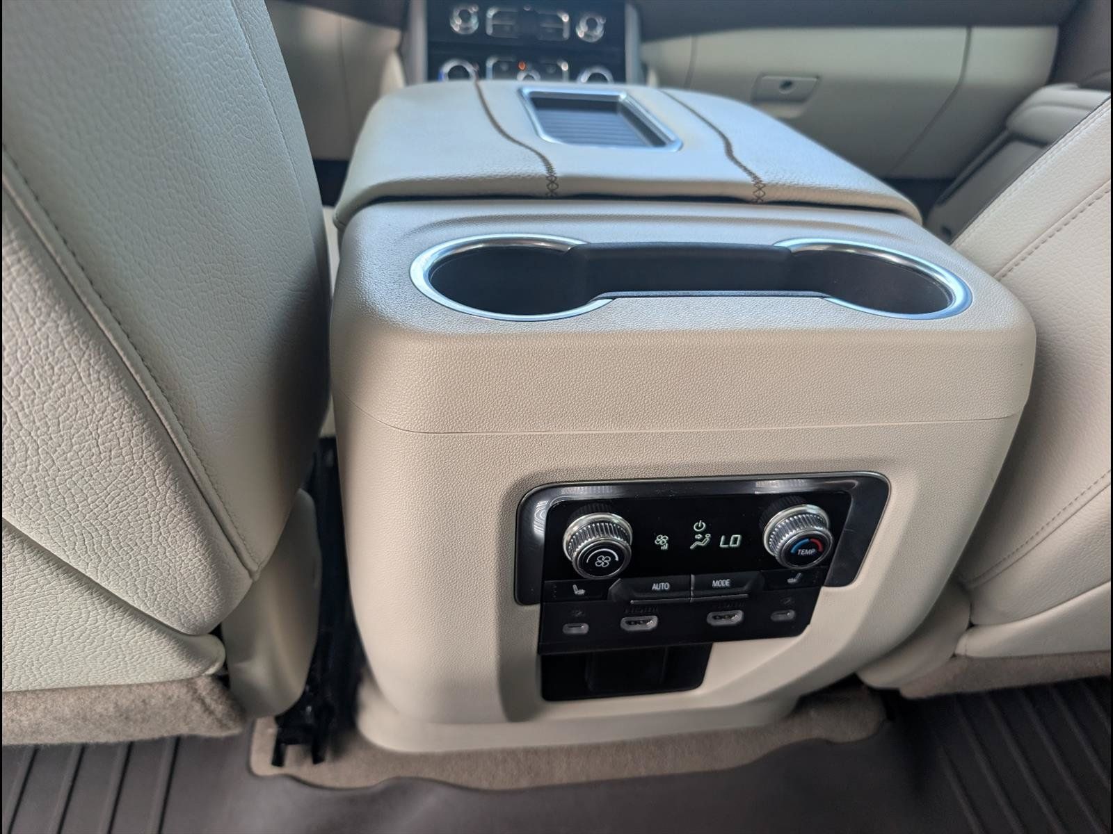 Used 2024 GMC Yukon Denali w/ Advanced Technology Package AWD/4WD image 21