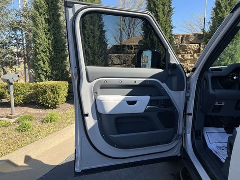 Used 2026 Land Rover Defender 110 X-Dynamic SE image 17