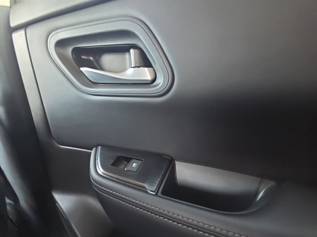 Used 2025 Nissan Rogue SV FWD image 16
