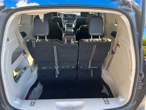 Used 2023 Chrysler Pacifica Touring-L image 13