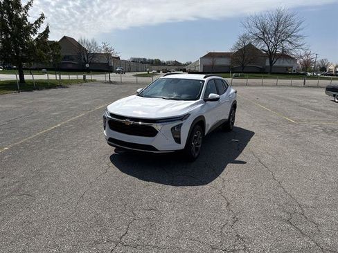 Used 2024 Chevrolet Trax LT w/ Driver Confidence Package image 36