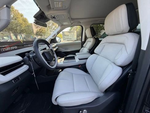 New 2025 Lincoln Navigator L Reserve image 11