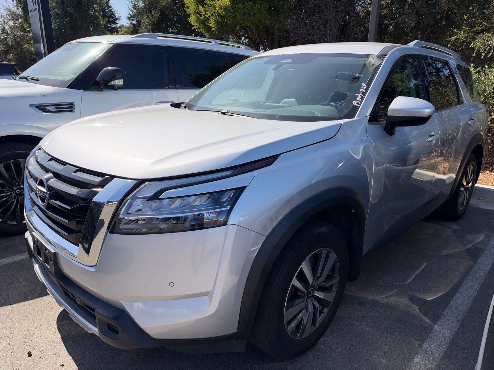 Used 2024 Nissan Pathfinder SL FWD image 2