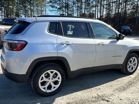 Used 2024 Jeep Compass Latitude image 8