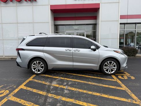 Used 2024 Toyota Sienna Platinum FWD image 4