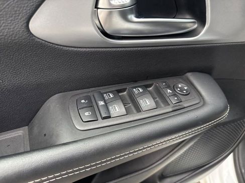 Used 2025 Chrysler Pacifica Limited image 27