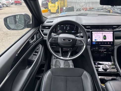 Used 2022 Jeep Grand Cherokee Trailhawk w/ Luxury Tech Group III AWD/4WD image 32