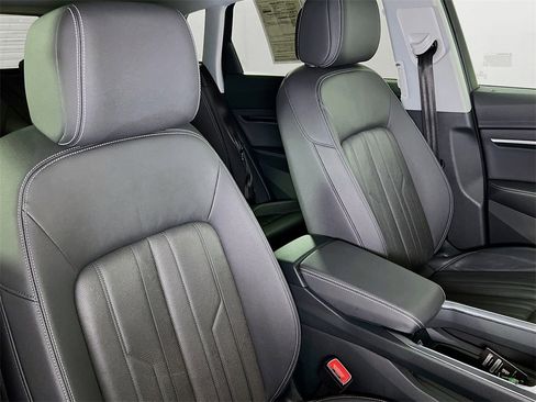 Certified 2022 Audi e-tron Premium Plus w/ Premium Plus Package image 29