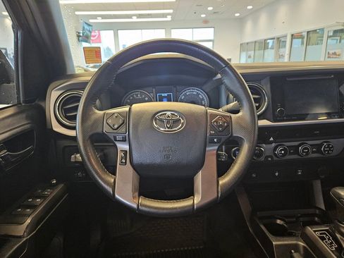 Used 2017 Toyota Tacoma TRD Off-Road w/ Tow Package (A/T) AWD/4WD image 15