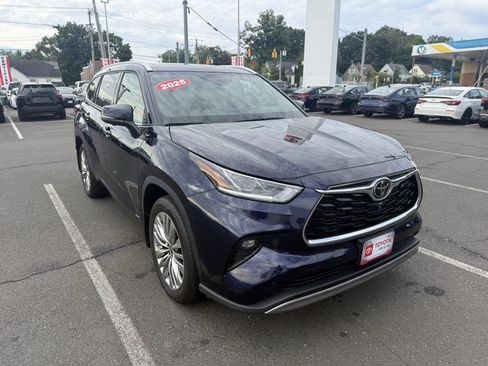 Used 2025 Toyota Highlander Platinum AWD/4WD image 1