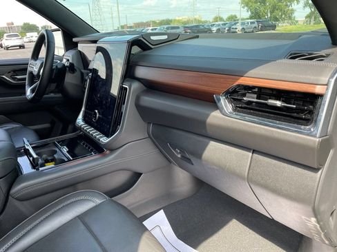 Used 2025 GMC Yukon Denali RWD image 10