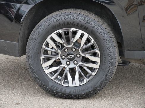 Used 2025 Chevrolet Suburban Z71 AWD/4WD image 12