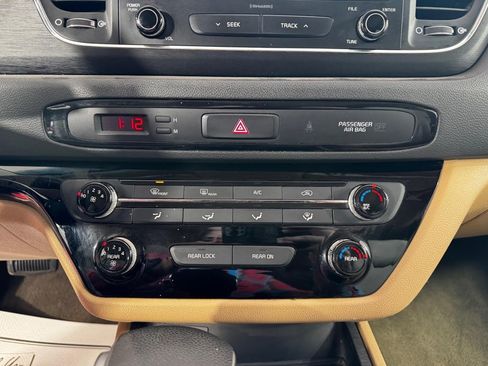 Used 2018 Kia Sedona LX image 22