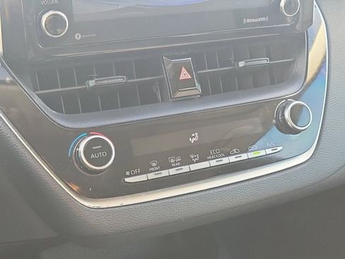 Used 2021 Toyota Corolla LE image 29