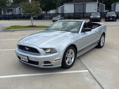 Used 2013 Ford Mustang Convertible RWD image 2