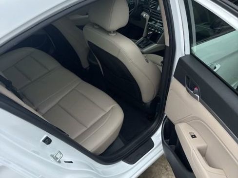 Used 2020 Hyundai Elantra Limited FWD image 13