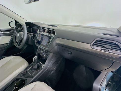 Used 2020 Volkswagen Tiguan SEL AWD/4WD image 45