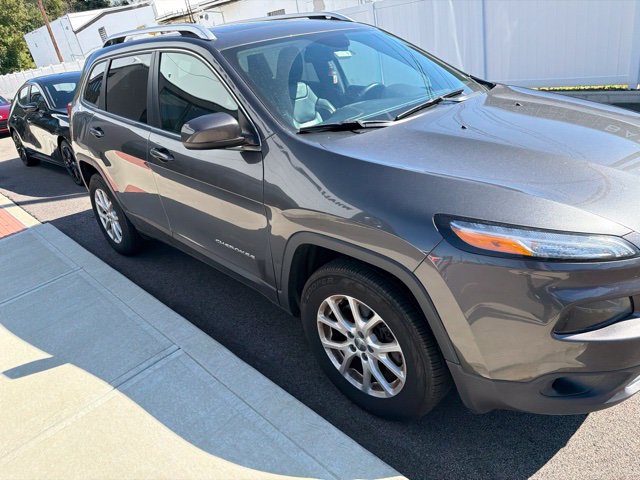 Used 2017 Jeep Cherokee Latitude w/ Comfort/Convenience Group AWD/4WD image 1