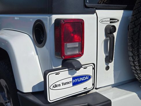 Used 2016 Jeep Wrangler Unlimited Sahara w/ Max Tow Package AWD/4WD image 8