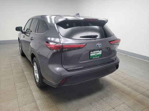 Used 2021 Toyota Highlander LE AWD/4WD image 5