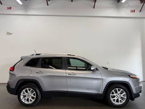 Used 2015 Jeep Cherokee Latitude w/ Comfort/Convenience Group FWD image 2