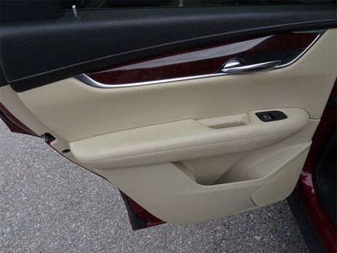 Used 2018 Cadillac XT5 Luxury w/ Driver Awareness Package image 17