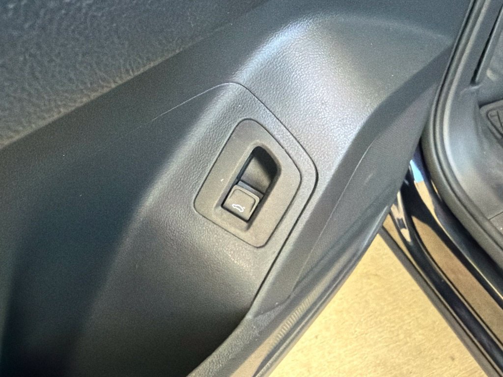 Used 2021 Volkswagen Atlas Cross Sport SE w/ Panoramic Sunroof Package FWD image 41