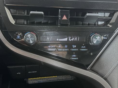 Used 2021 Toyota Camry XSE image 15