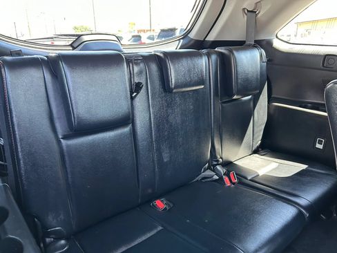 Used 2019 Toyota Highlander SE w/ Carpet Mat Package (TMS) FWD image 16