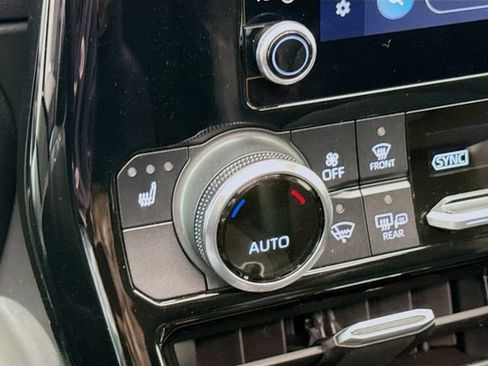 Used 2024 Toyota Highlander XLE image 18