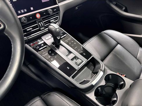 Used 2026 Porsche Macan AWD/4WD image 19