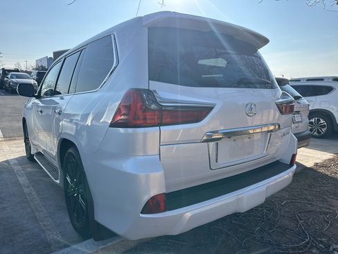 Used 2021 Lexus LX 570 4WD w/ Luxury Package image 5