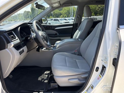 Used 2016 Toyota Highlander Plus FWD image 16